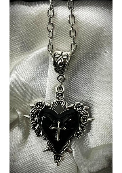 Haçlı Gotik Siyah Kalp Kolye fiyatları