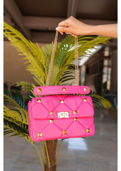 Afrodit Kadin Fusya Kapakli Piramit Detay Omuz Çanta
