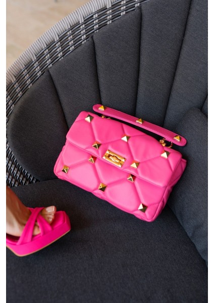 Afrodit Kadin Fusya Kapakli Piramit Detay Omuz Çanta fırsatları