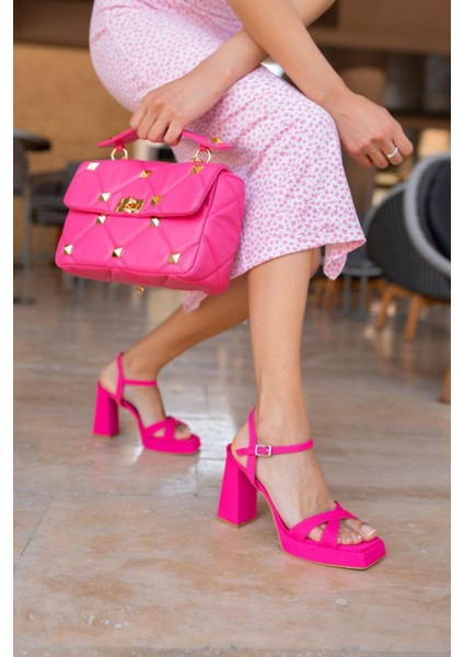 Afrodit Kadin Fusya Kapakli Piramit Detay Omuz Çanta