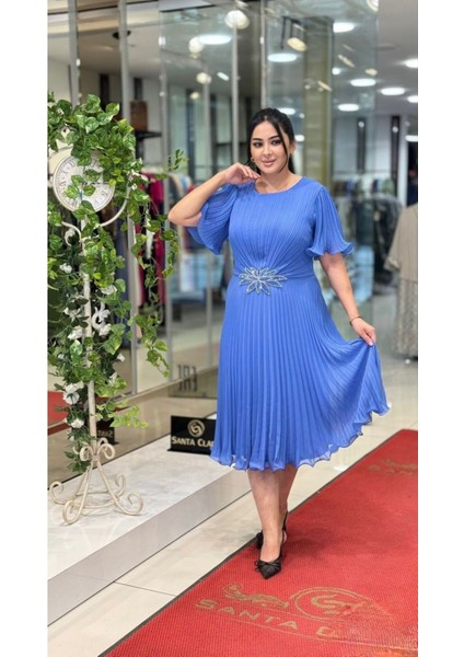 Büyük Beden Pileli Şifon Abiye Elbise – Volan Kol, Midi Boy, Broş Detaylı