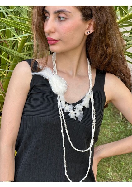 Tüğlü Çiçekli Ekru Kadın Boncuklu Kolye 52 cm