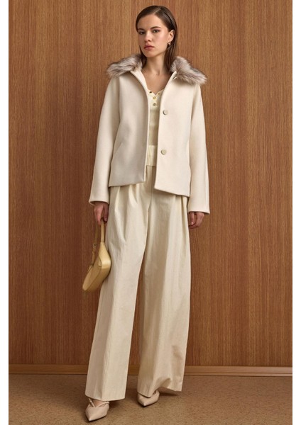 Yakası Çıkabilen Kürklü Kısa Kaban Ekru 3158