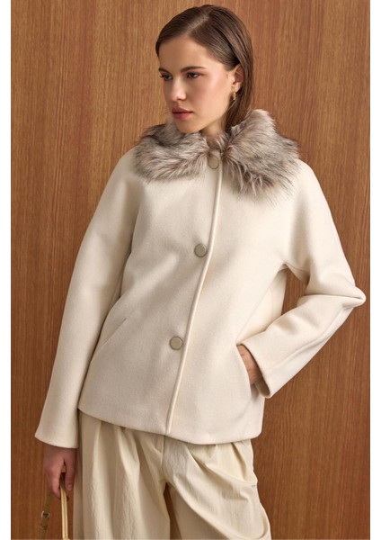 Yakası Çıkabilen Kürklü Kısa Kaban Ekru 3158 fiyatları