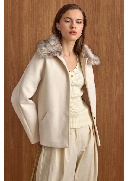 Yakası Çıkabilen Kürklü Kısa Kaban Ekru 3158 modelleri