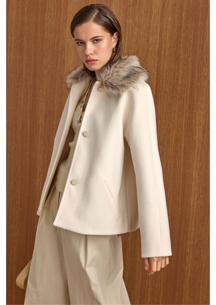 Yakası Çıkabilen Kürklü Kısa Kaban Ekru 3158