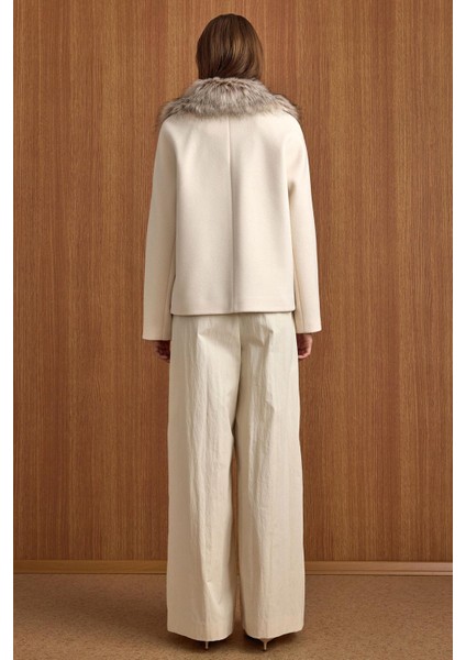 Yakası Çıkabilen Kürklü Kısa Kaban Ekru 3158