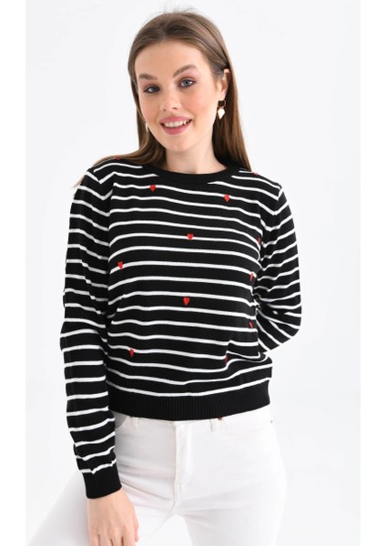 Kadın Kazak Çizgi ve Kalp Desenli Kazak Siyah - 10156