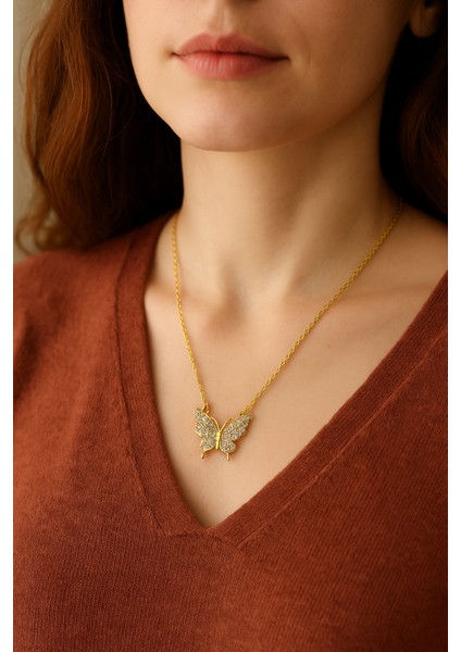 Kelebek Detaylı Altın Renk Kolye