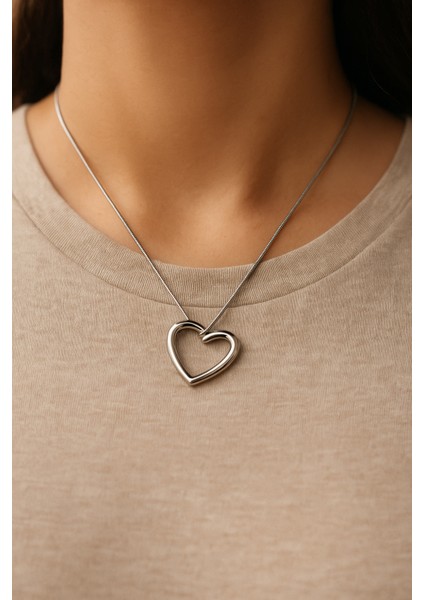 Kalp Detaylı Gümüş Renk Kolye