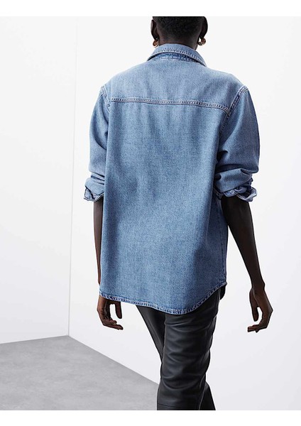 Kadın Çift Cep Kapaklı Düğmeli Lyocell Denim Relaxed Premium Kalite Orta Mavi Jean Gömlek indirimleri