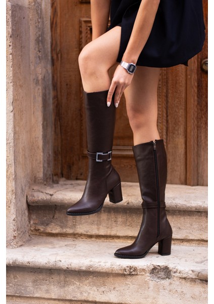 Kadın Cilt Jany Model Toka Detaylı Diz Altı Fermuarlı Sivri Burunlu Kalın Topuklu Çizme