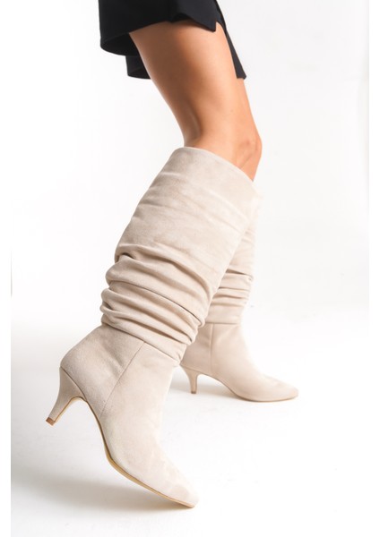 Kadın Bej Büzgü Detaylı Sivri Burun Ince Topuklu Uzun Çizme
