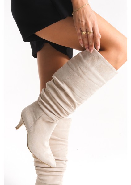 Kadın Bej Büzgü Detaylı Sivri Burun Ince Topuklu Uzun Çizme modelleri