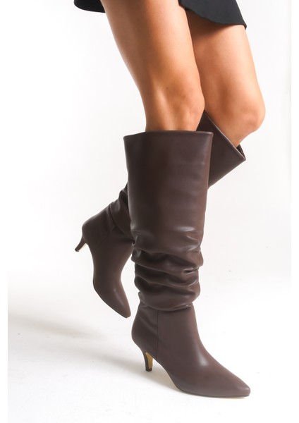 Kadın Acı Kahve Büzgü Detaylı Sivri Burun Ince Topuklu Uzun Çizme modelleri