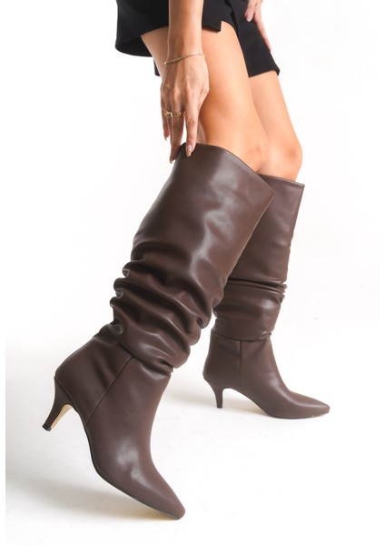 Kadın Acı Kahve Büzgü Detaylı Sivri Burun Ince Topuklu Uzun Çizme fırsatları