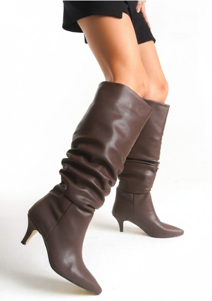 Kadın Acı Kahve Büzgü Detaylı Sivri Burun Ince Topuklu Uzun Çizme