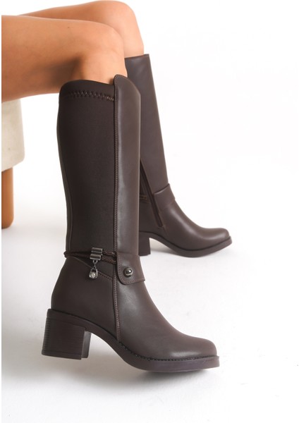 Acı Kahve Deri Görünümlü Arkası Streç Esnek Kalın Yüksek Topuklu Toka Detaylı Fermuarlı Uzun Çizme