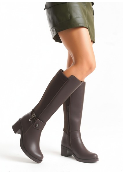Acı Kahve Deri Görünümlü Arkası Streç Esnek Kalın Yüksek Topuklu Toka Detaylı Fermuarlı Uzun Çizme fiyatları