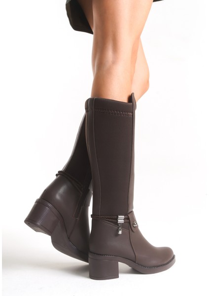 Acı Kahve Deri Görünümlü Arkası Streç Esnek Kalın Yüksek Topuklu Toka Detaylı Fermuarlı Uzun Çizme