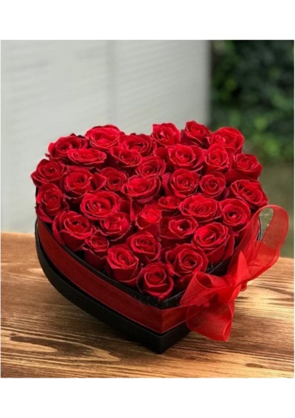Siyah Kadife Kalpli Kutuda Kırmızı Güller