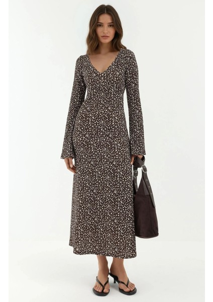 Kadın Zarif Çiçek Desenli V Yaka Uzun Elbise Kahverengi