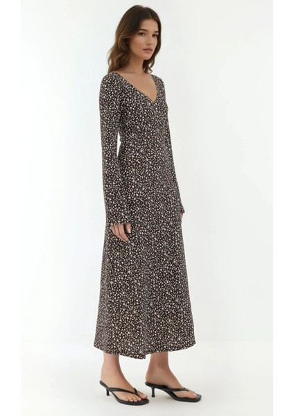 Kadın Zarif Çiçek Desenli V Yaka Uzun Elbise Kahverengi