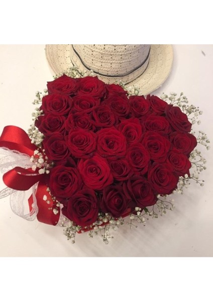 Kırmızı Kadife Kalpli Kutuda Kırmızı Güller ve Cipsolu