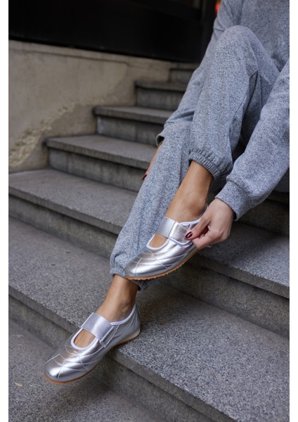 Bartu Kadın Siyah Bantli Dıkıslı Ayakkabi