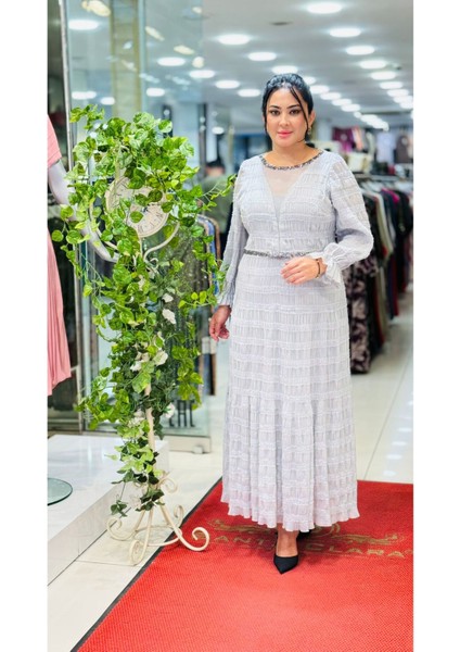 Büyük Beden Şifon Uzun Abiye Elbise – Taş Detaylı Zarif Davet Elbisesi