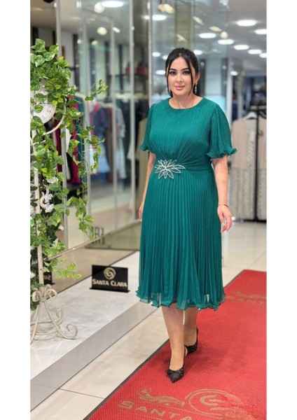 Büyük Beden Pileli Şifon Abiye Elbise – Volan Kol, Midi Boy, Broş Detaylı