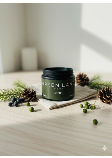 Green Land – Özel Tasarım Çam Kokulu Mum (250GR) Doğal Vegan Soya Wax | Ahşap Fitil | Özel Cam Kavanoz