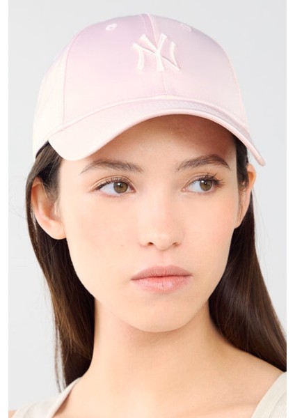 Women 9forty New York Yankees Satin Logo Cap Kadın Saten Görünümlü Şapka Pembe