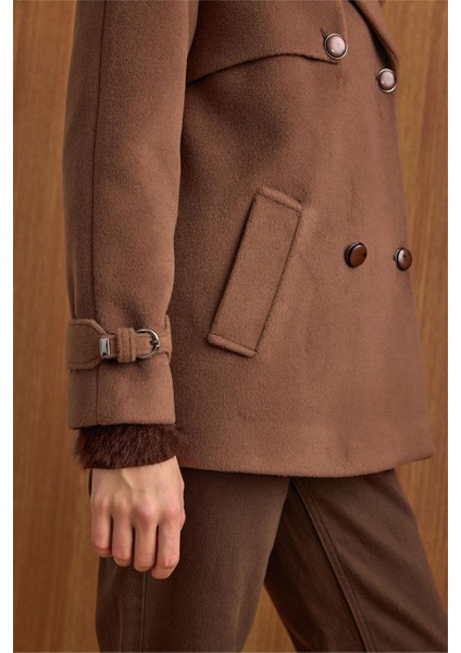 Pelerin ve Kol Patı Detaylı Kruvaze Kısa Kaban A.KAHVE 3161