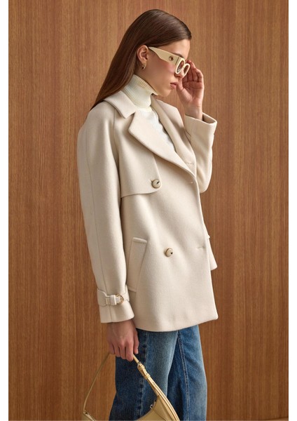 Pelerin ve Kol Patı Detaylı Kruvaze Kısa Kaban EKRU 3161