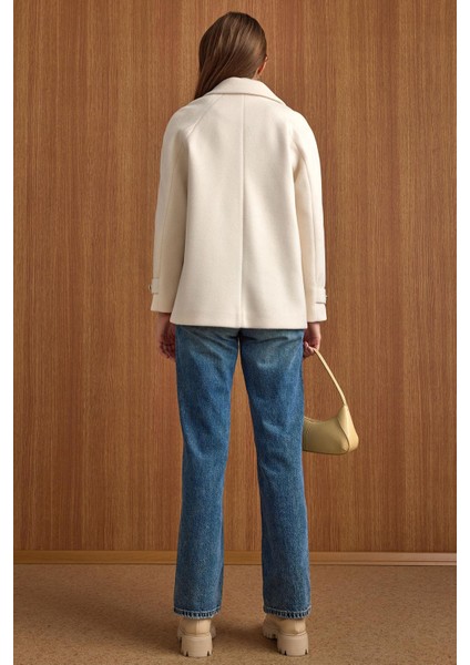 Pelerin ve Kol Patı Detaylı Kruvaze Kısa Kaban EKRU 3161