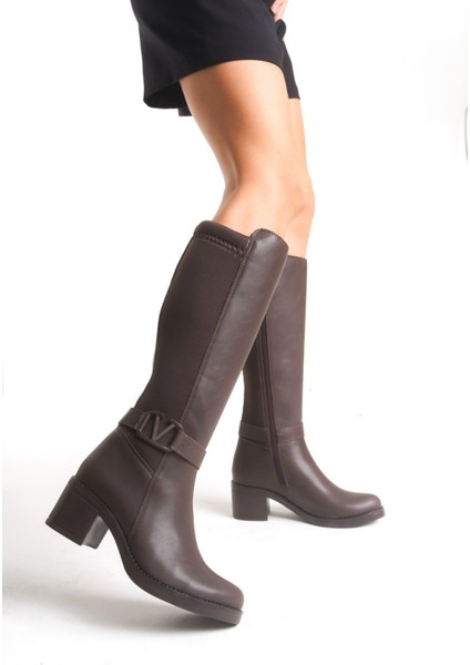Acı Kahve Deri Görünümlü Arkası Streç Esnek Kalın Orta Topuklu V Metal Detay Fermuarlı Uzun Çizme