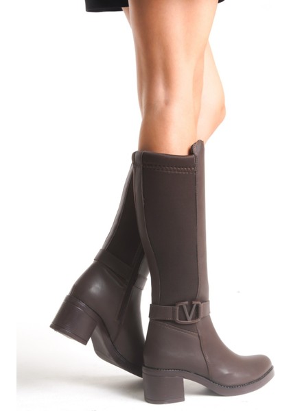 Acı Kahve Deri Görünümlü Arkası Streç Esnek Kalın Orta Topuklu V Metal Detay Fermuarlı Uzun Çizme modelleri