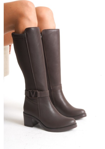 Acı Kahve Deri Görünümlü Arkası Streç Esnek Kalın Orta Topuklu V Metal Detay Fermuarlı Uzun Çizme fırsatları