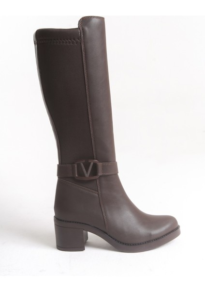 Acı Kahve Deri Görünümlü Arkası Streç Esnek Kalın Orta Topuklu V Metal Detay Fermuarlı Uzun Çizme indirimleri