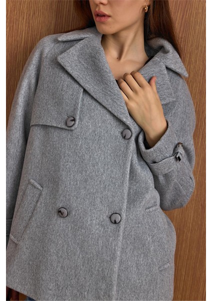 Pelerin ve Kol Patı Detaylı Kruvaze Kısa Kaban AÇIK GRİ 3161