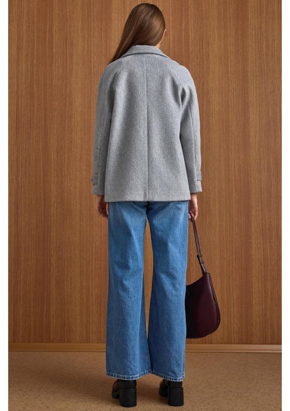 Pelerin ve Kol Patı Detaylı Kruvaze Kısa Kaban AÇIK GRİ 3161