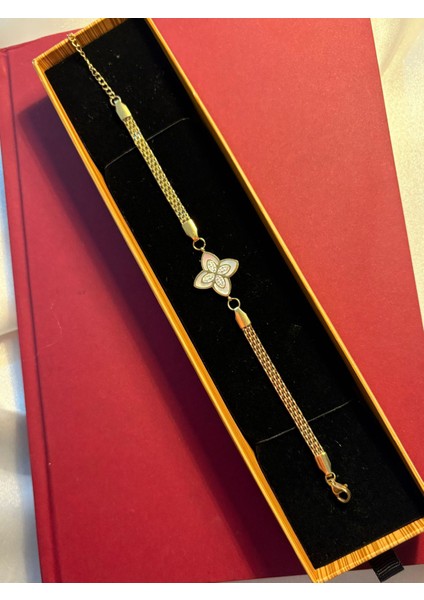 Çelik Gold Hasır Beyaz Yonca Hediyelik Bileklik modelleri