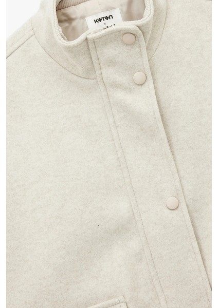 Kadın Koton x Sibil Çetinkaya - Dik Yaka Fermuarlı Cepli Uzun Kollu Kaşe Ceket 6WAK20369EW indirimleri