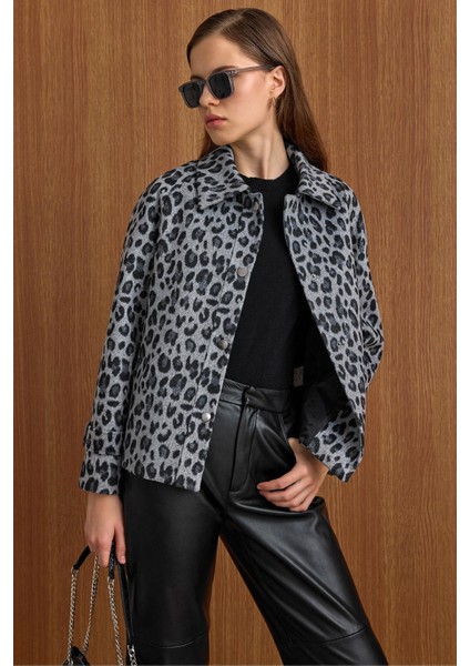 Çıt Çıt Kapamalı Pat Detaylı Leopar Desenli Kısa Kaban GRİ 3163-L