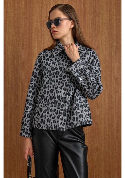 Çıt Çıt Kapamalı Pat Detaylı Leopar Desenli Kısa Kaban GRİ 3163-L indirimleri