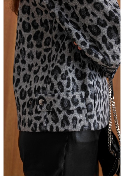 Çıt Çıt Kapamalı Pat Detaylı Leopar Desenli Kısa Kaban GRİ 3163-L