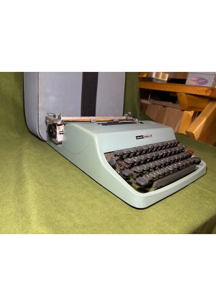 Olivetti Lettera 32 Mavi Renk Çantalı Daktilo - Sorunsuz Çalışır Durumda fiyatları