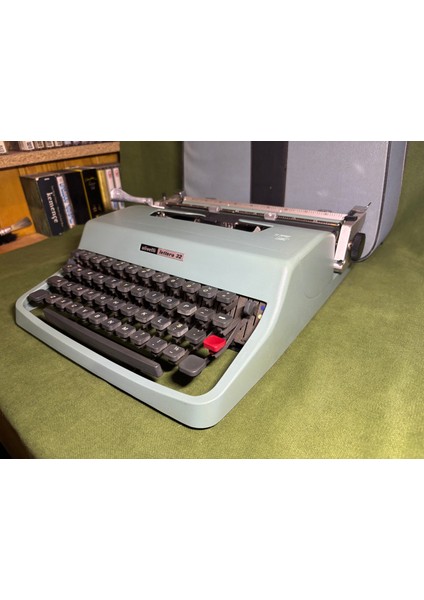 Olivetti Lettera 32 Mavi Renk Çantalı Daktilo - Sorunsuz Çalışır Durumda fırsatları