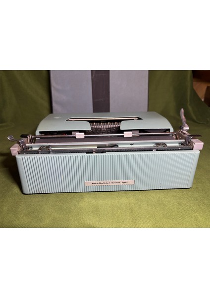 Olivetti Lettera 32 Mavi Renk Çantalı Daktilo - Sorunsuz Çalışır Durumda indirimleri
